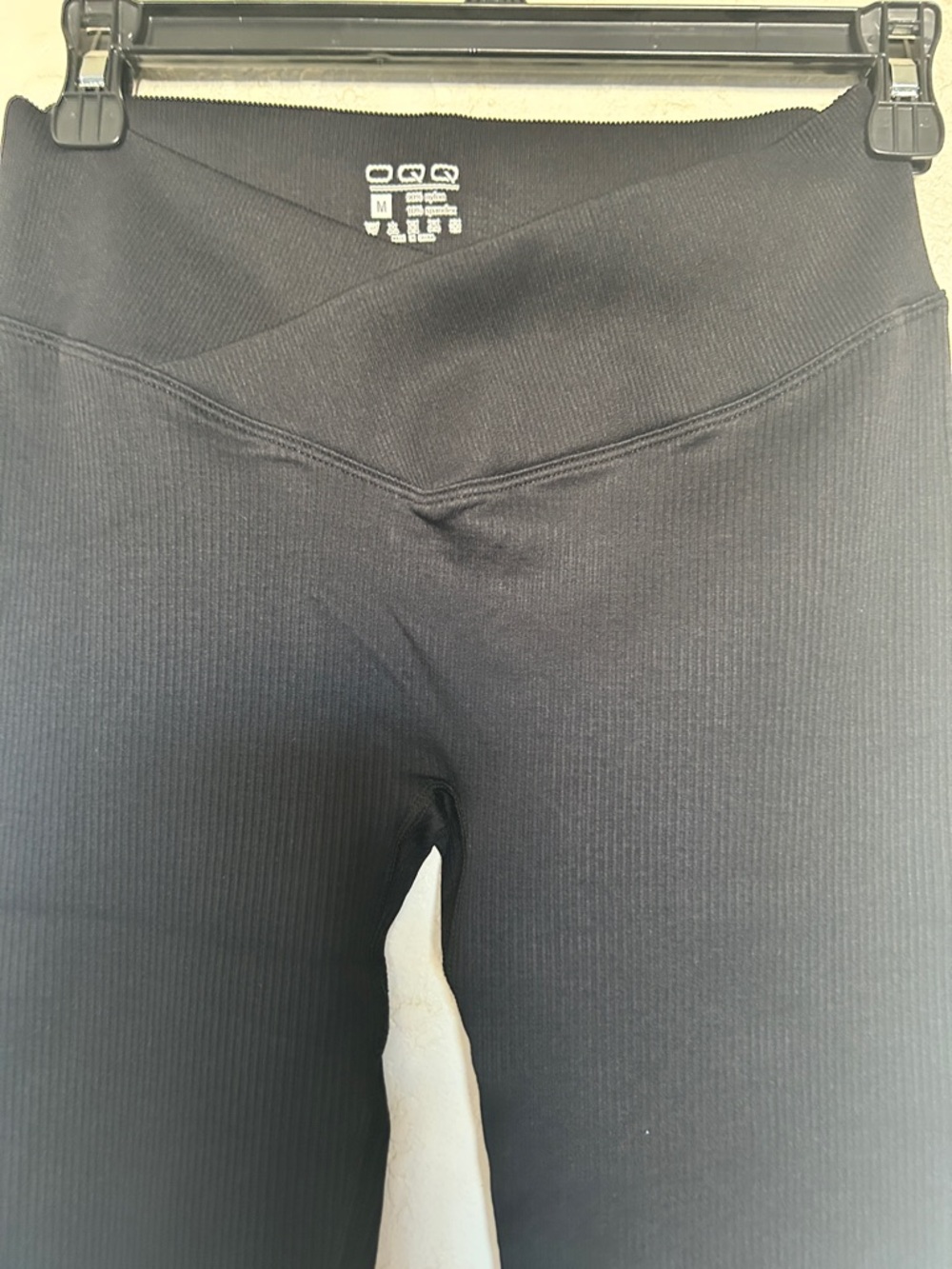 OQQ “Black” Leggings with V-Waistband - Picture 4 of 5
